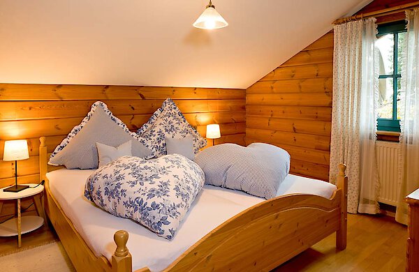 Schlafzimmer mit Doppelbett - Ferienwohnung